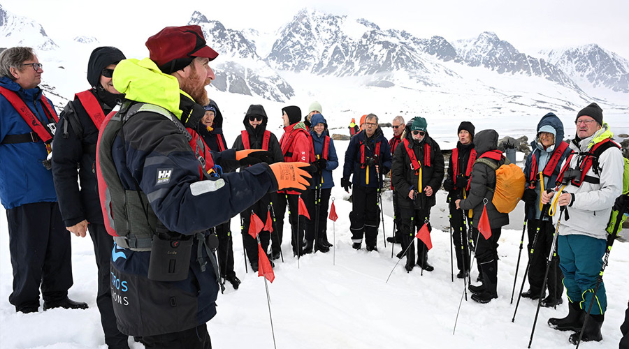 Svalbard-guide-in-snow-short