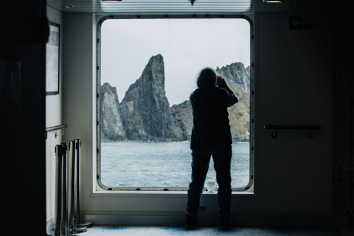 guest in the ship seeing elephant islands<br />

