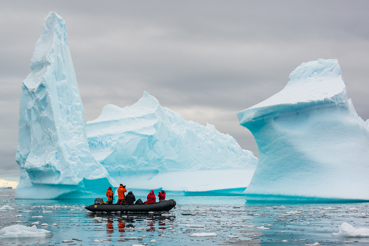 zodiac-cruising-through-icebergs